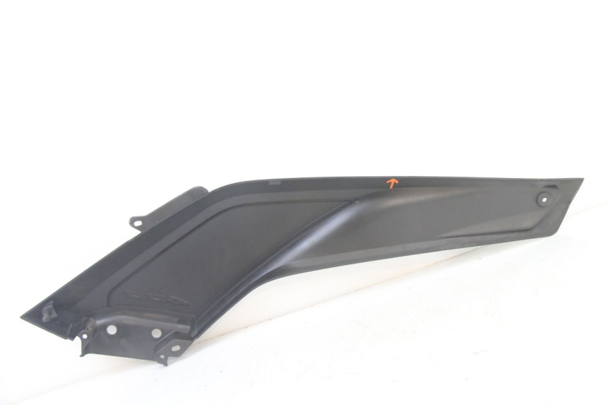 photo de TAPA REPOSAPIES CONEXION IZQUIERDA YAMAHA YP X-MAX XMAX 400 (2014 - 2017) - Primer plano técnico