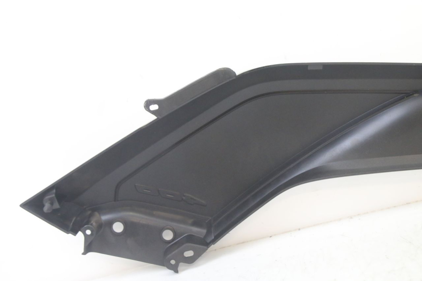 photo de TAPA REPOSAPIES CONEXION IZQUIERDA YAMAHA YP X-MAX XMAX 400 (2014 - 2017) - Vista general del producto