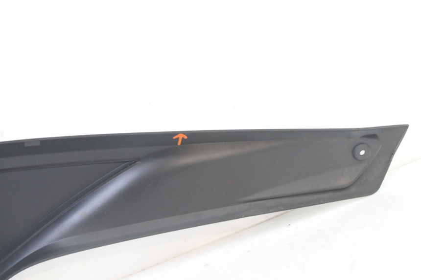 photo de TAPA REPOSAPIES CONEXION IZQUIERDA YAMAHA YP X-MAX XMAX 400 (2014 - 2017) - Detalles de los puntos de fijación