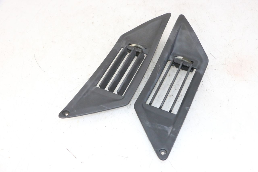 photo de TAPA REPOSAPIES CONEXION GILERA NEXUS 300 (2008 - 2013) - Zoom estado de uso