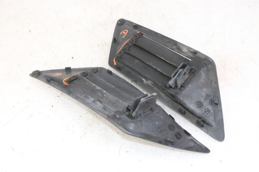 photo de TAPA REPOSAPIES CONEXION GILERA NEXUS 300 (2008 - 2013) - Primer plano técnico