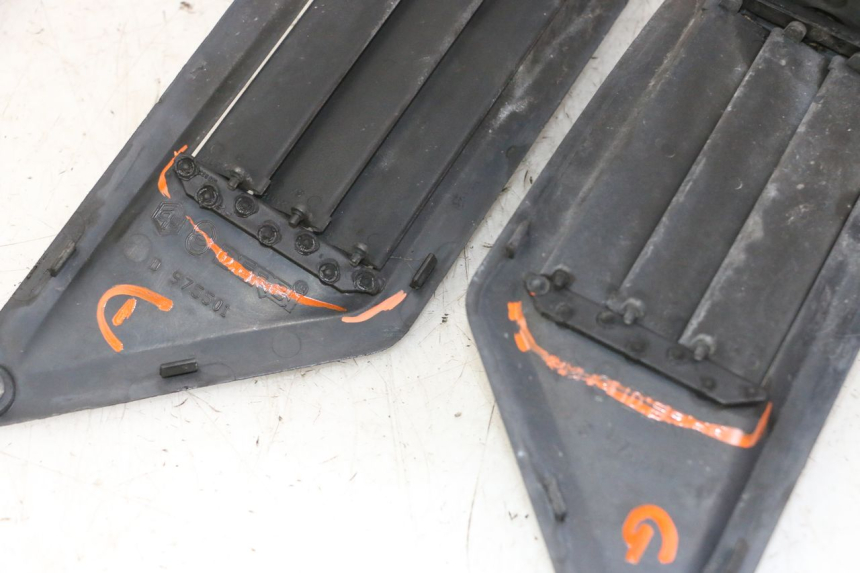 photo de TAPA REPOSAPIES CONEXION GILERA NEXUS 300 (2008 - 2013) - Detalles de los puntos de fijación