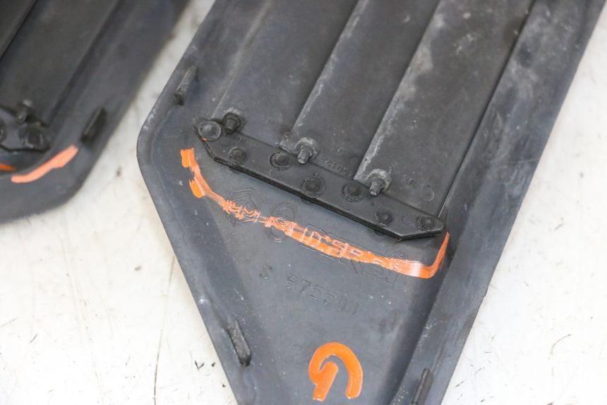 photo de TAPA REPOSAPIES CONEXION GILERA NEXUS 300 (2008 - 2013) - Estado de la superficie y material