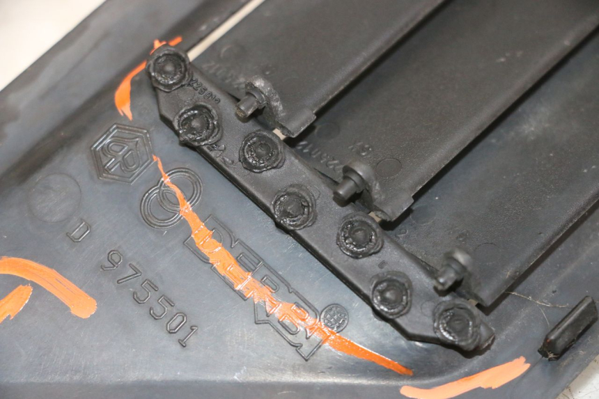 photo de TAPA REPOSAPIES CONEXION GILERA NEXUS 300 (2008 - 2013) - Recambio usado revisado