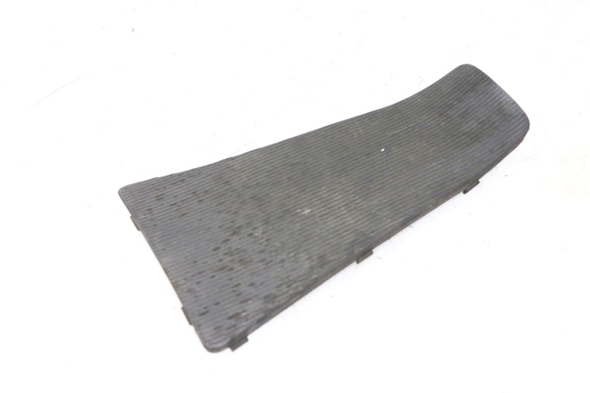 photo de TAPA REPOSAPIES CONEXION PIAGGIO LXV 4T 50 (2009 - 2013) - Detalle de la pieza