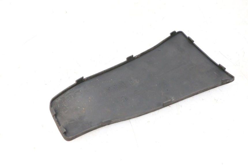 photo de TAPA REPOSAPIES CONEXION PIAGGIO LXV 4T 50 (2009 - 2013) - Zoom estado de uso