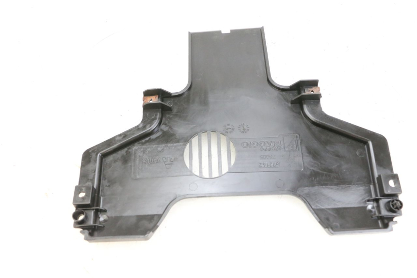 photo de TAPA REPOSAPIES CONEXION PIAGGIO MP3 HPE 350 (2018 - 2020) - Detalle de la pieza