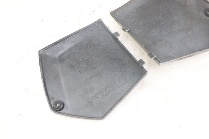 photo de TAPA REPOSAPIES CONEXION PIAGGIO MP3 LT 300 (2010 - 2016) - Detalle de la pieza