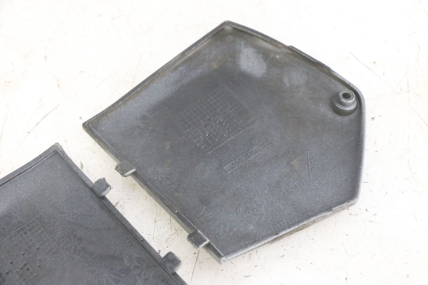 photo de TAPA REPOSAPIES CONEXION PIAGGIO MP3 LT 300 (2010 - 2016) - Zoom estado de uso