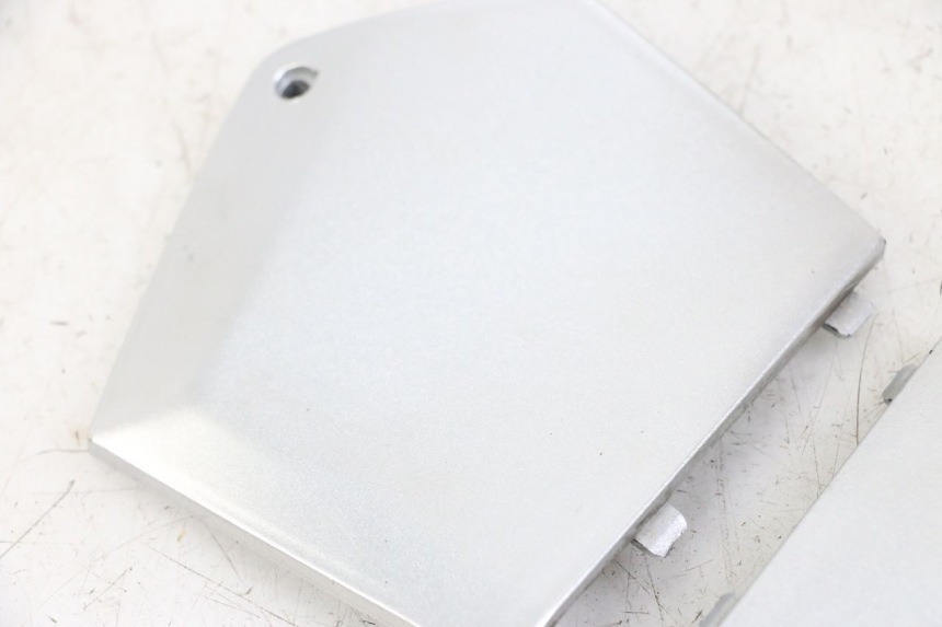 photo de TAPA REPOSAPIES CONEXION PIAGGIO MP3 LT 300 (2010 - 2016) - Primer plano técnico