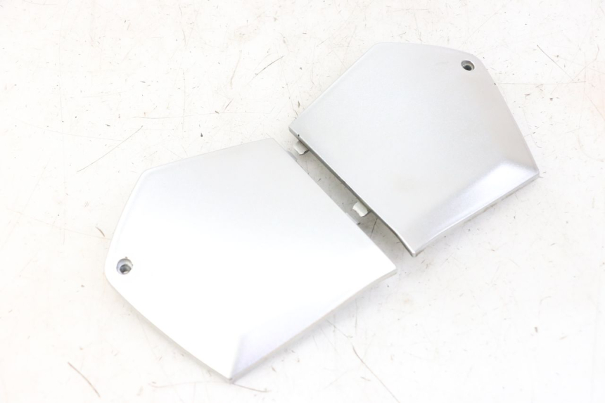 photo de TAPA REPOSAPIES CONEXION PIAGGIO MP3 LT 300 (2010 - 2016) - Detalles de los puntos de fijación