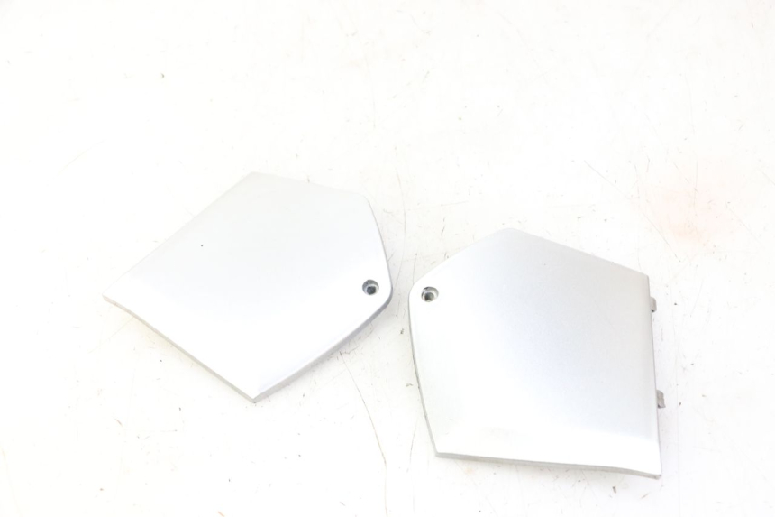 photo de TAPA REPOSAPIES CONEXION PIAGGIO MP3 LT 300 (2010 - 2016) - Zoom estado de uso