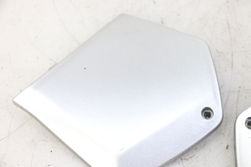 photo de TAPA REPOSAPIES CONEXION PIAGGIO MP3 LT 300 (2010 - 2016) - Otra perspectiva