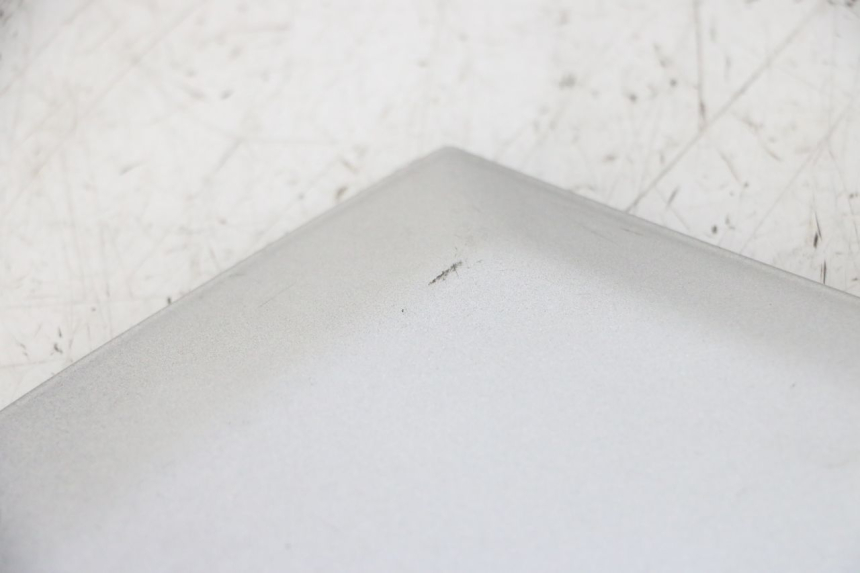 photo de TAPA REPOSAPIES CONEXION PIAGGIO MP3 LT 300 (2010 - 2016) - Estado de la superficie y material