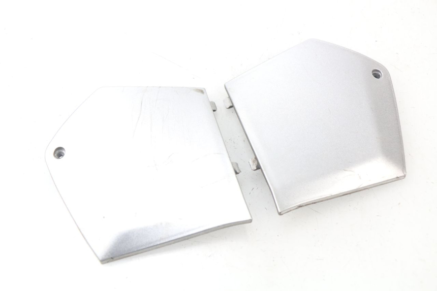 photo de TAPA REPOSAPIES CONEXION PIAGGIO MP3 125 (2006 - 2014) - Vista principal