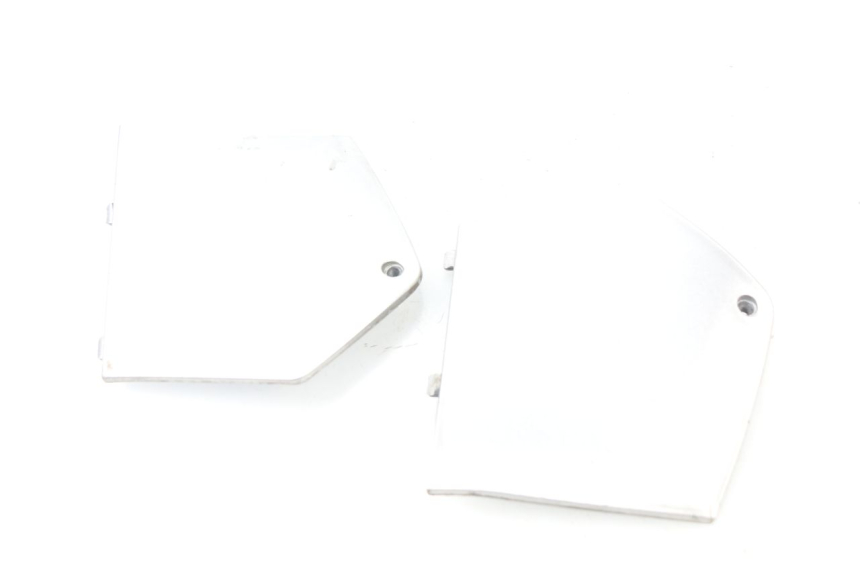 photo de TAPA REPOSAPIES CONEXION PIAGGIO MP3 125 (2006 - 2014) - Detalle de la pieza