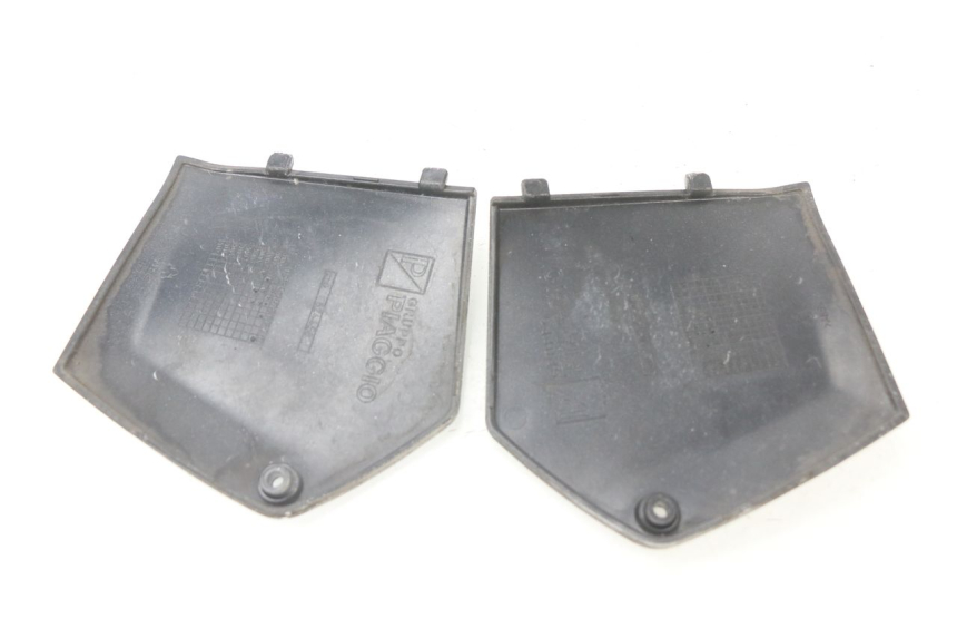 photo de TAPA REPOSAPIES CONEXION PIAGGIO MP3 125 (2006 - 2014) - Zoom estado de uso