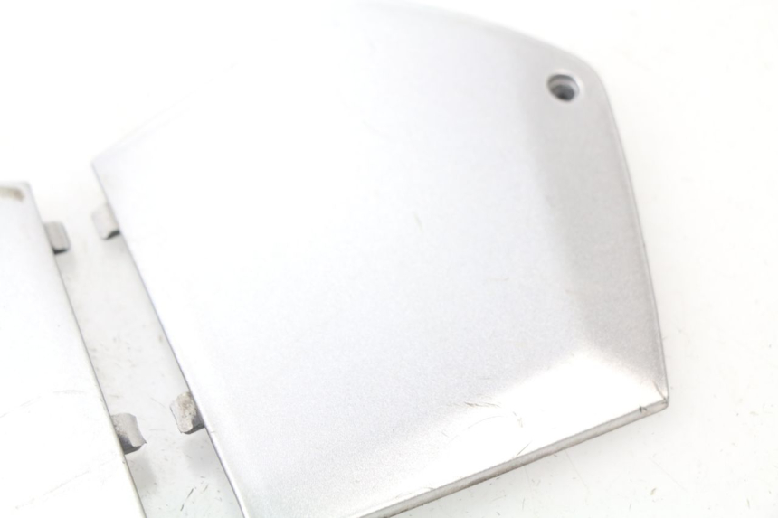 photo de TAPA REPOSAPIES CONEXION PIAGGIO MP3 125 (2006 - 2014) - Otra perspectiva