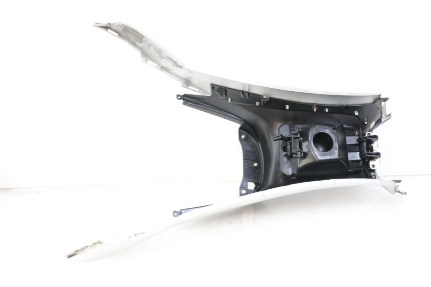 photo de TAPA REPOSAPIES CONEXION PIAGGIO MP3 125 (2006 - 2014) - Zoom estado de uso