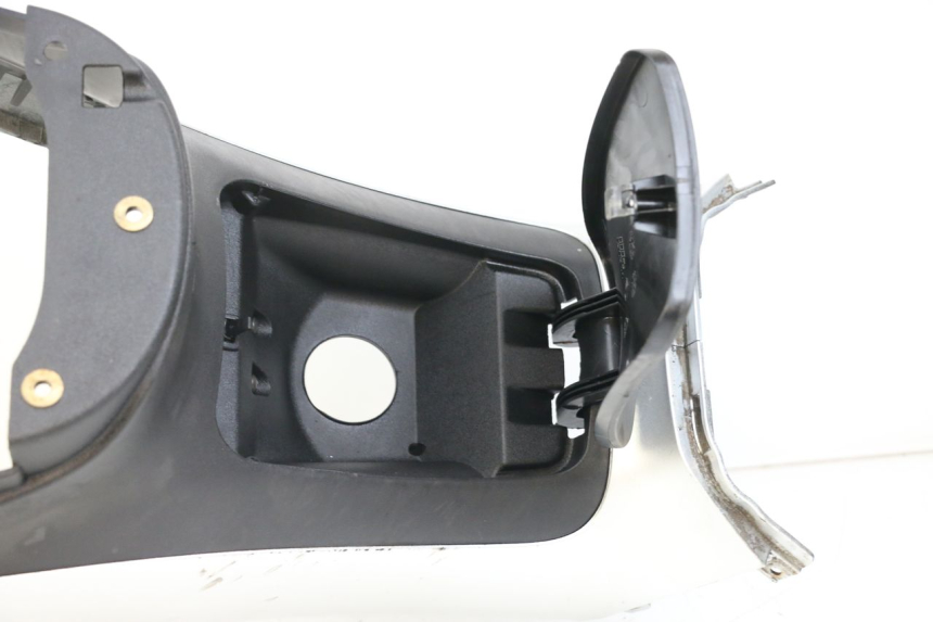 photo de TAPA REPOSAPIES CONEXION PIAGGIO MP3 125 (2006 - 2014) - Otra perspectiva