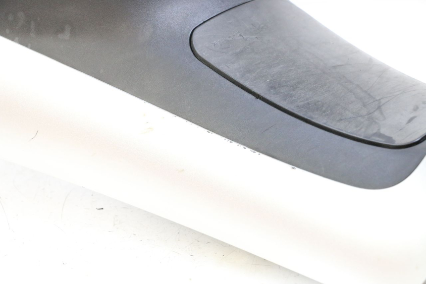 photo de TAPA REPOSAPIES CONEXION PIAGGIO MP3 125 (2006 - 2014) - Detalles de los puntos de fijación