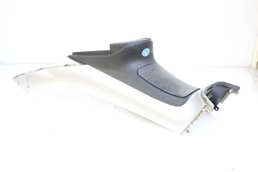 photo de TAPA REPOSAPIES CONEXION PIAGGIO MP3 125 (2006 - 2014) - Estado de la superficie y material