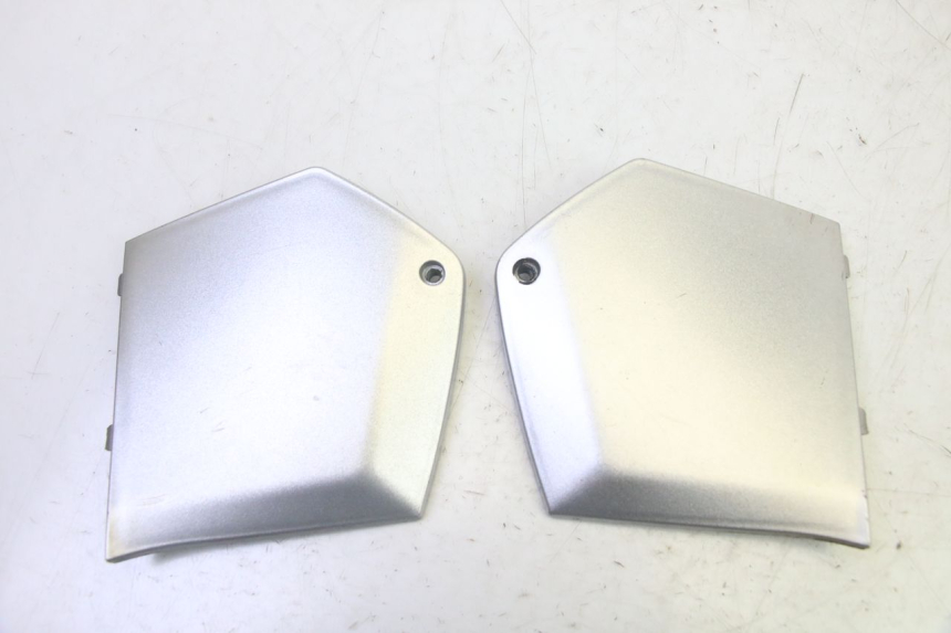 photo de TAPA REPOSAPIES CONEXION PIAGGIO MP3 125 (2006 - 2014) - Vista principal