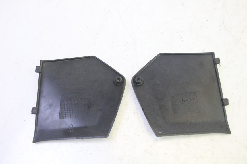 photo de TAPA REPOSAPIES CONEXION PIAGGIO MP3 125 (2006 - 2014) - Zoom estado de uso