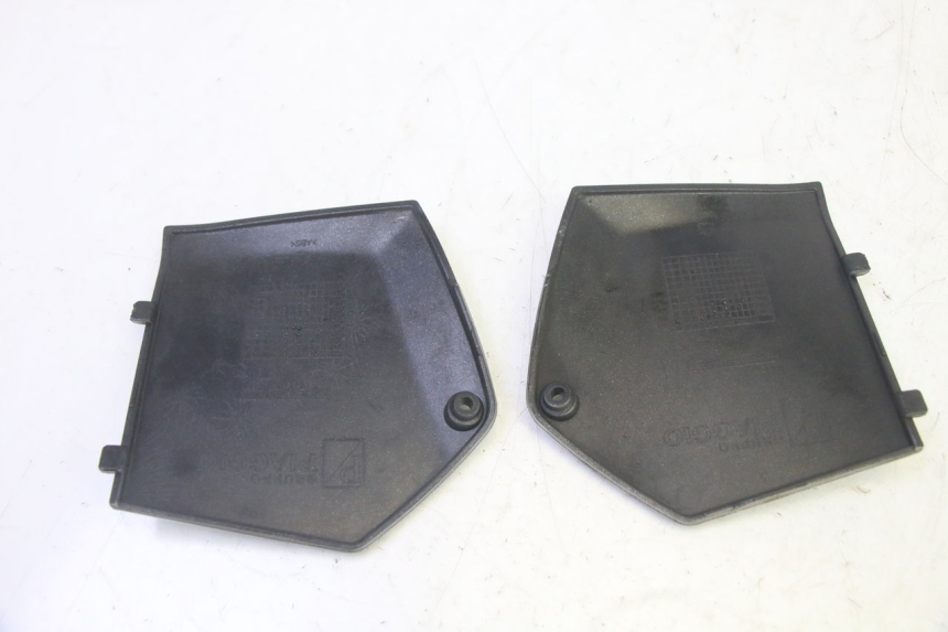photo de TAPA REPOSAPIES CONEXION PIAGGIO MP3 125 (2006 - 2014) - Otra perspectiva
