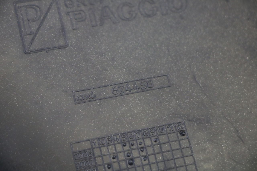 photo de TAPA REPOSAPIES CONEXION PIAGGIO MP3 125 (2006 - 2014) - Primer plano técnico