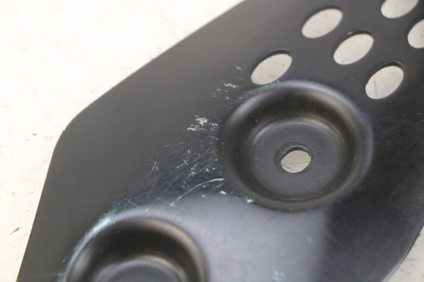 photo de CONEXIÓN DEL ESCALÓN YAMAHA MT-07 MT07 700 (2018 - 2020) - Primer plano técnico