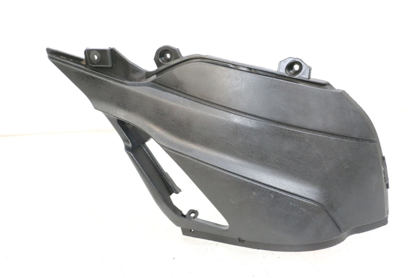 photo de TAPA REPOSAPIES CONEXION PIAGGIO NEW TYPHOON 50 (2018 - 2021) - Primer plano técnico