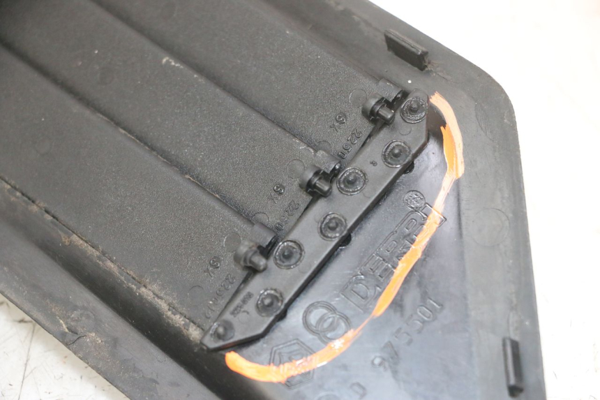 photo de TAPA REPOSAPIES CONEXION GILERA NEXUS 125 (2009 - 2013) - Detalles de los puntos de fijación