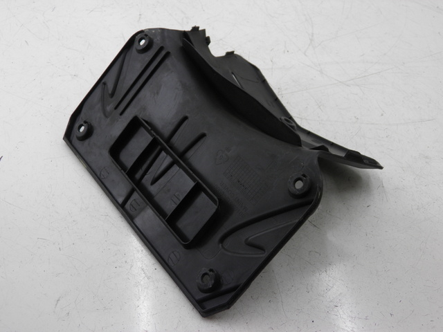 photo de TAPA REPOSAPIES CONEXION PEUGEOT TWEET 125 (2010 - 2017) - Detalle de la pieza