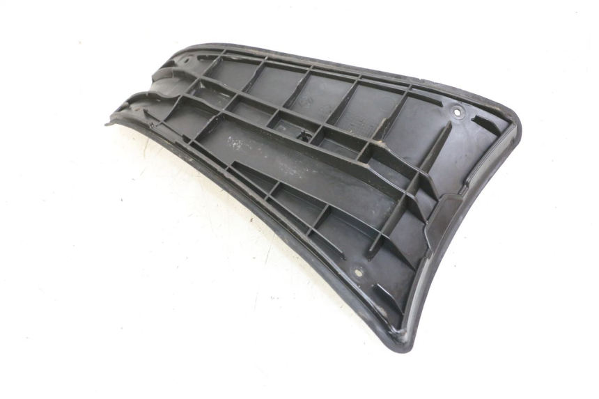 photo de TAPA REPOSAPIES CONEXION PIAGGIO VESPA GRANTURISMO 200 (2004 - 2005) - Detalle de la pieza