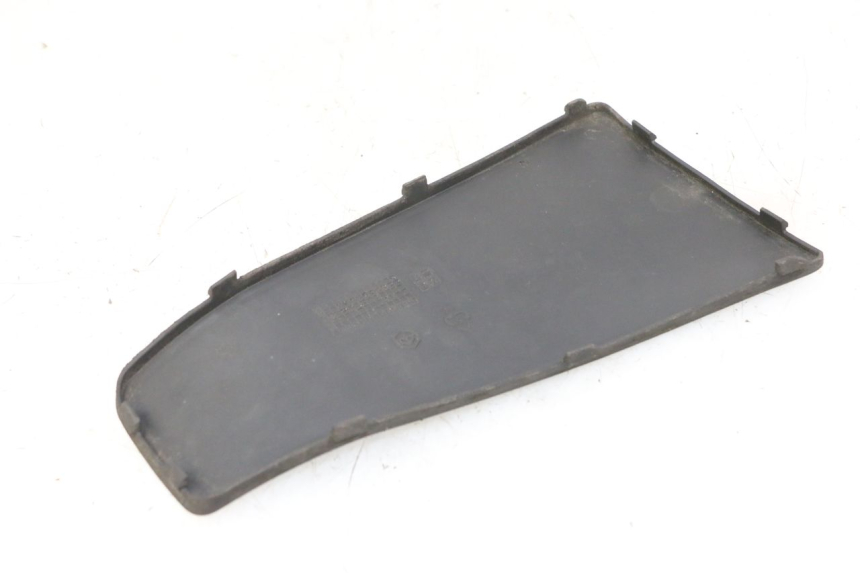 photo de TAPA REPOSAPIES CONEXION PIAGGIO VESPA LX 150 (2005 - 2013) - Detalle de la pieza
