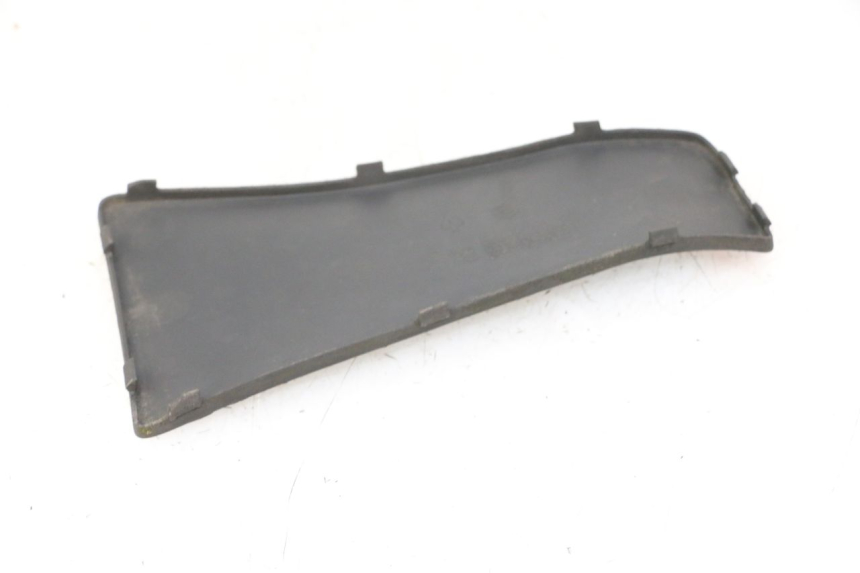 photo de TAPA REPOSAPIES CONEXION PIAGGIO VESPA LX 150 (2005 - 2013) - Zoom estado de uso