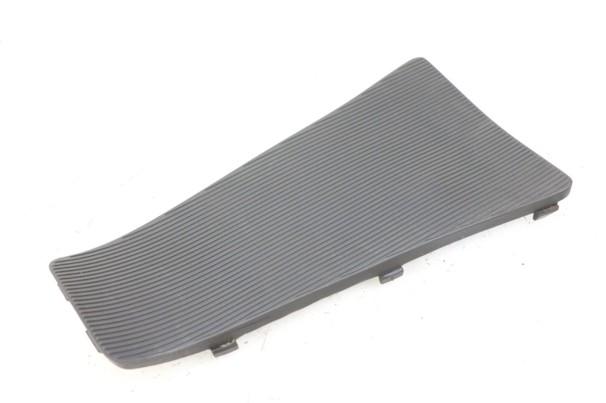 photo de TAPA REPOSAPIES CONEXION PIAGGIO VESPA LX IE 125 (2010 - 2012) - Zoom estado de uso