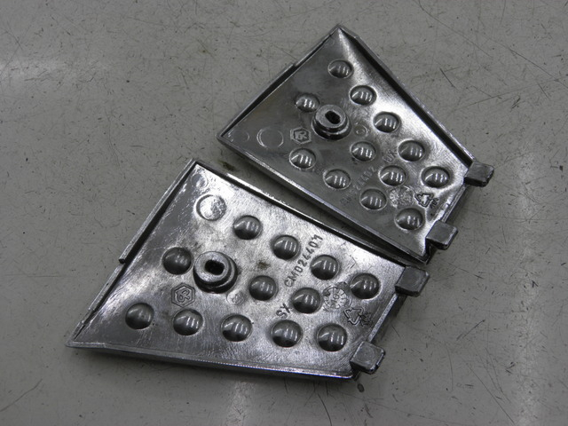 photo de TAPA REPOSAPIES CONEXION PIAGGIO XEVO - X EVO 125 (2010 - 2015) - Otra perspectiva