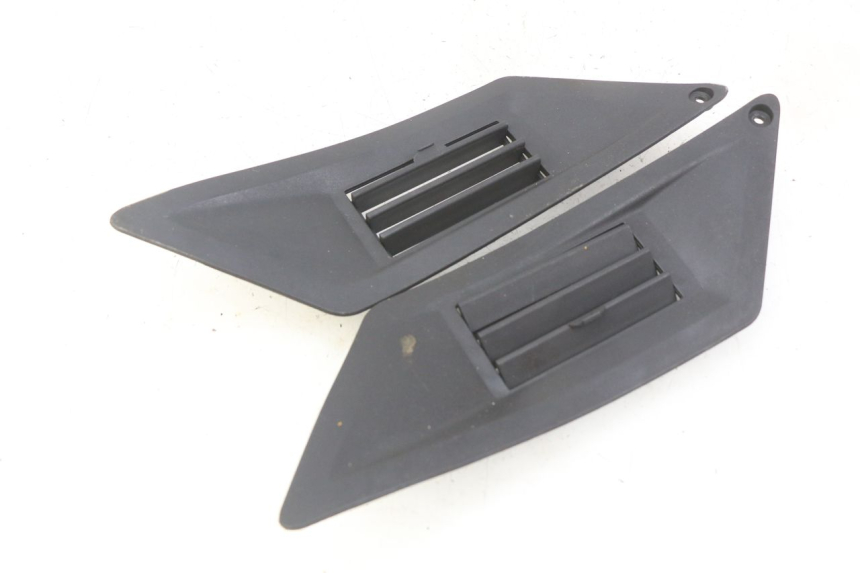 photo de TAPA REPOSAPIES CONEXION GILERA RUNNER SP 50 (2009 - 2017) - Primer plano técnico