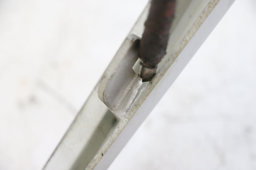 photo de TAPA REPOSAPIES CONEXION PEUGEOT SATELIS 250 (2006 - 2012) - Detalle de la pieza