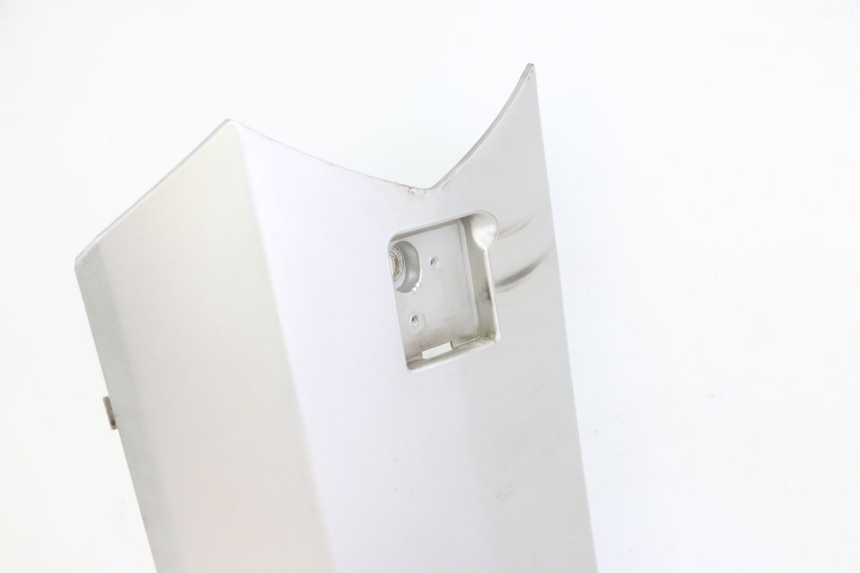 photo de TAPA REPOSAPIES CONEXION PEUGEOT SATELIS 250 (2006 - 2012) - Zoom sobre los componentes