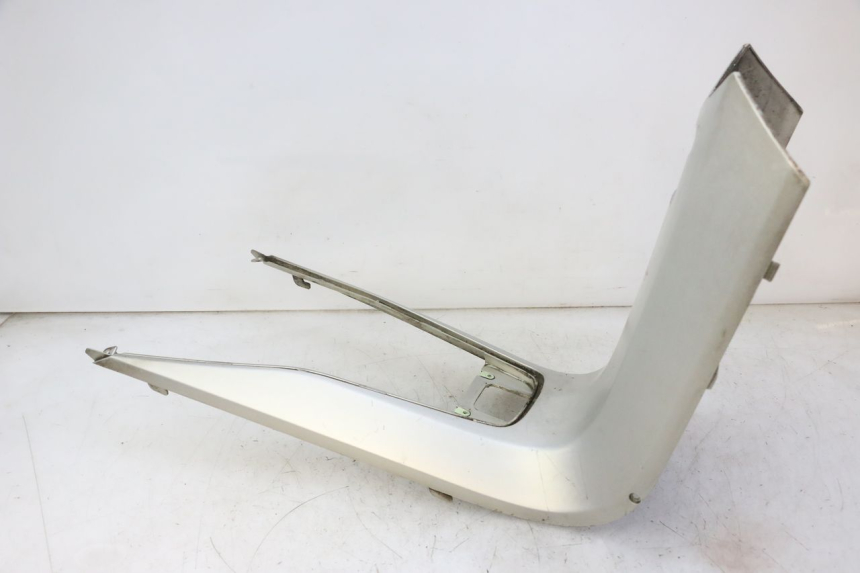 photo de TAPA REPOSAPIES CONEXION PEUGEOT SATELIS 125 (2006 - 2009) - Detalle de la pieza