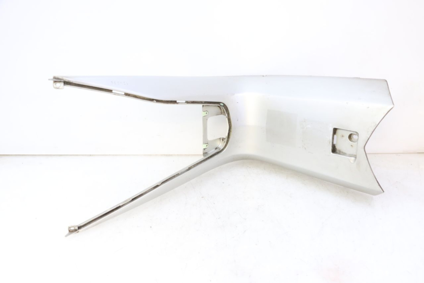 photo de TAPA REPOSAPIES CONEXION PEUGEOT SATELIS 125 (2006 - 2009) - Características distintivas