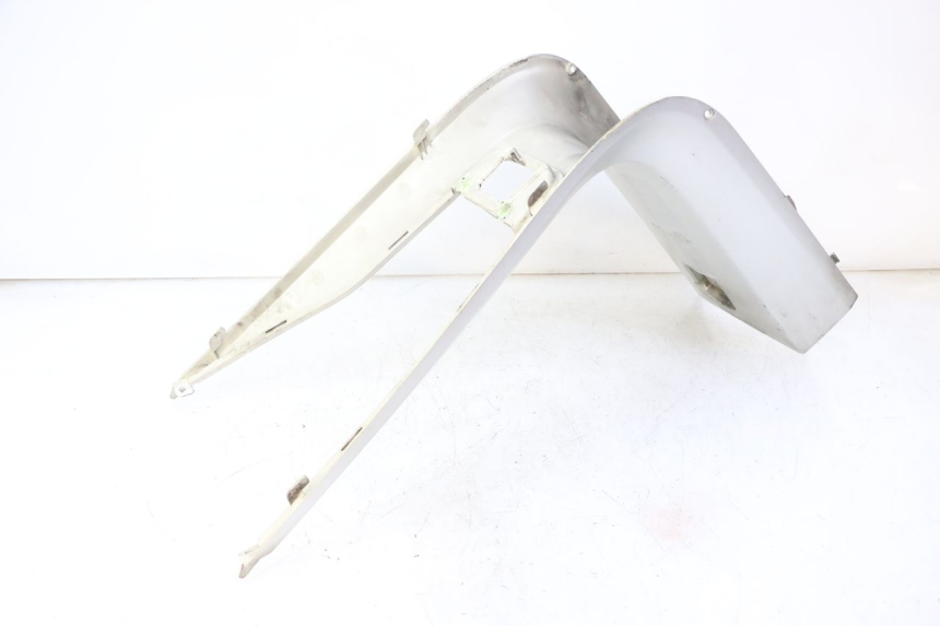 photo de TAPA REPOSAPIES CONEXION PEUGEOT SATELIS 125 (2006 - 2009) - Zoom sobre los componentes