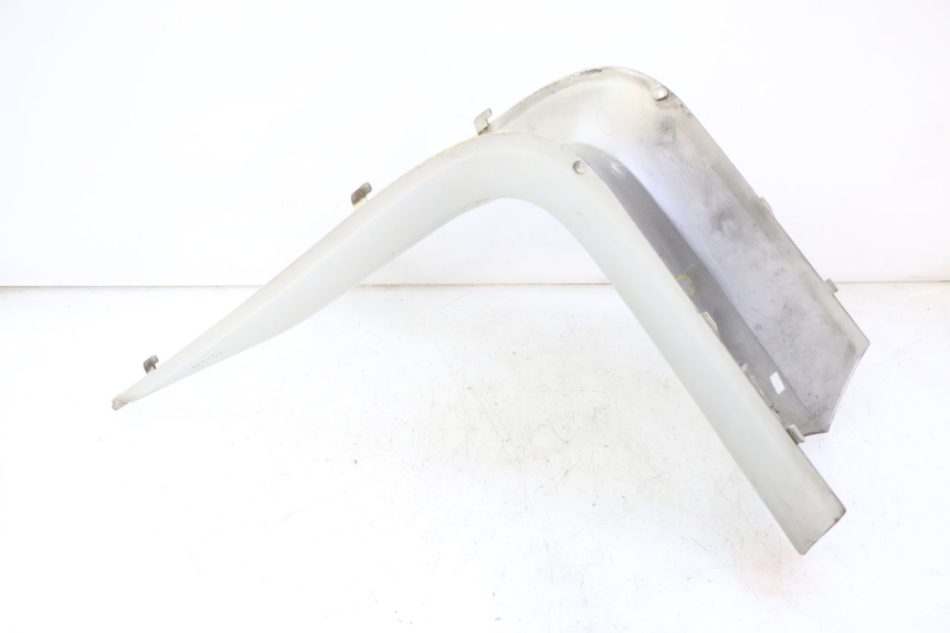 photo de TAPA REPOSAPIES CONEXION PEUGEOT SATELIS 125 (2006 - 2009) - Primer plano de alta resolución