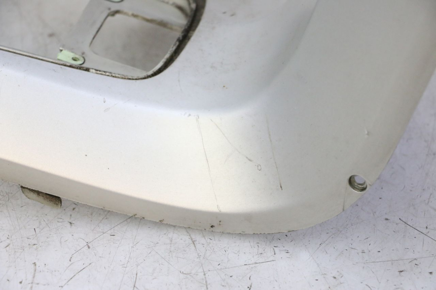 photo de TAPA REPOSAPIES CONEXION PEUGEOT SATELIS 125 (2006 - 2009) - Zoom estado de uso