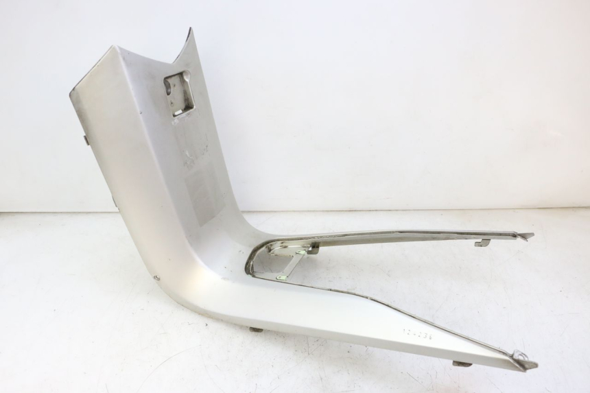 photo de TAPA REPOSAPIES CONEXION PEUGEOT SATELIS 125 (2006 - 2009) - Otra perspectiva