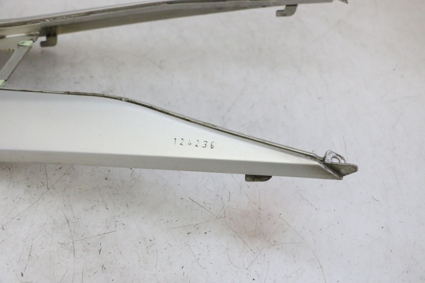 photo de TAPA REPOSAPIES CONEXION PEUGEOT SATELIS 125 (2006 - 2009) - Primer plano técnico