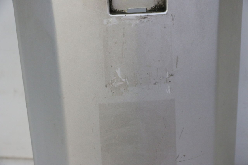 photo de TAPA REPOSAPIES CONEXION PEUGEOT SATELIS 125 (2006 - 2009) - Detalles de los puntos de fijación